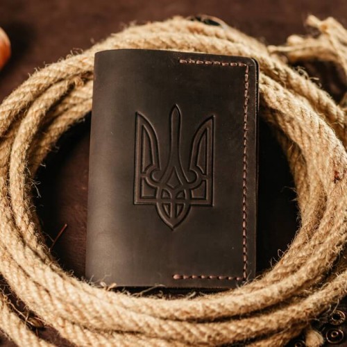 Обложка на паспорт коричневая Трезубец