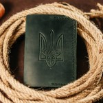 Мужская обложка на паспорт зеленая Трезубец