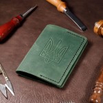 Мужская обложка на паспорт зеленая Трезубец