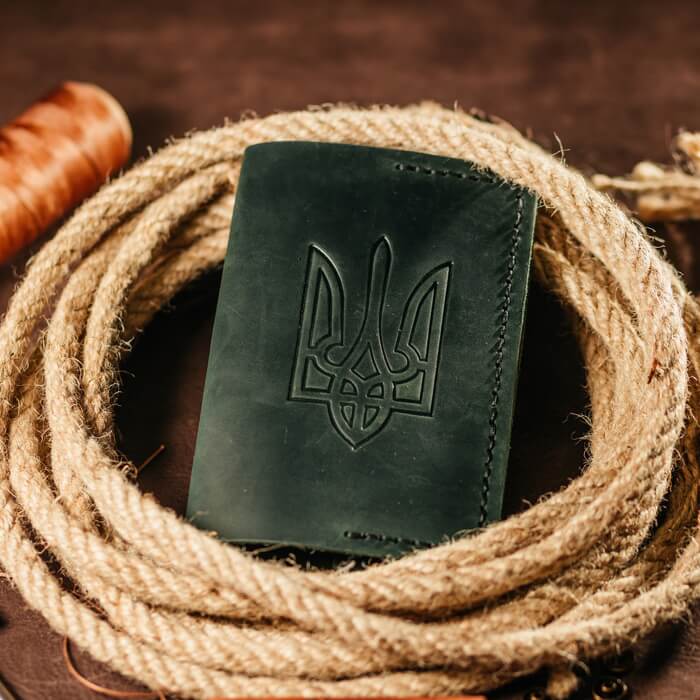 Мужская обложка на паспорт зеленая Трезубец